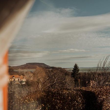 MANDULÁS KABIN a kisház dézsával és kilátással a Balatonra Balatongyörök Esterno foto