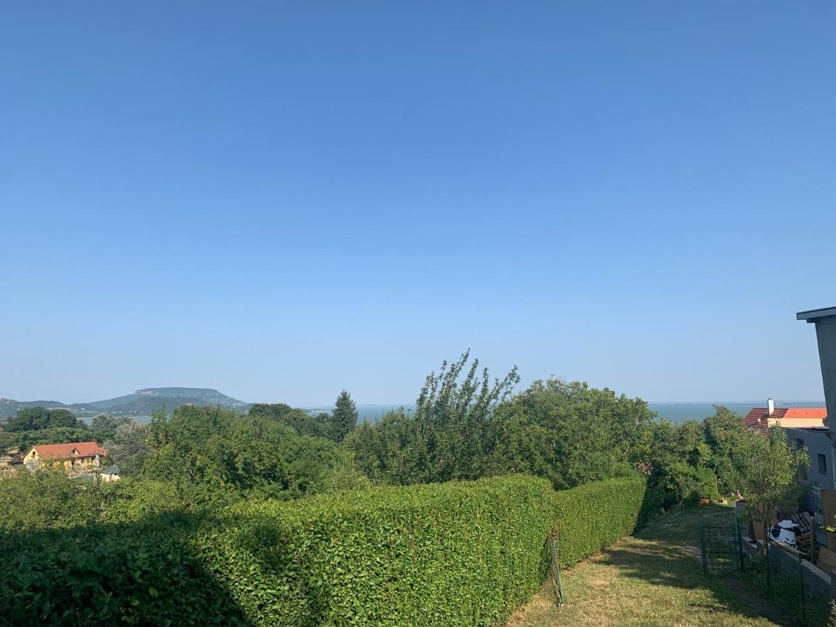MANDULÁS KABIN a kisház dézsával és kilátással a Balatonra Balatongyörök Esterno foto