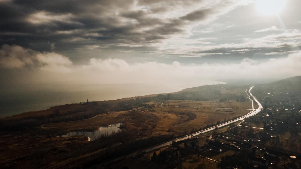 MANDULÁS KABIN a kisház dézsával és kilátással a Balatonra Balatongyörök Esterno foto