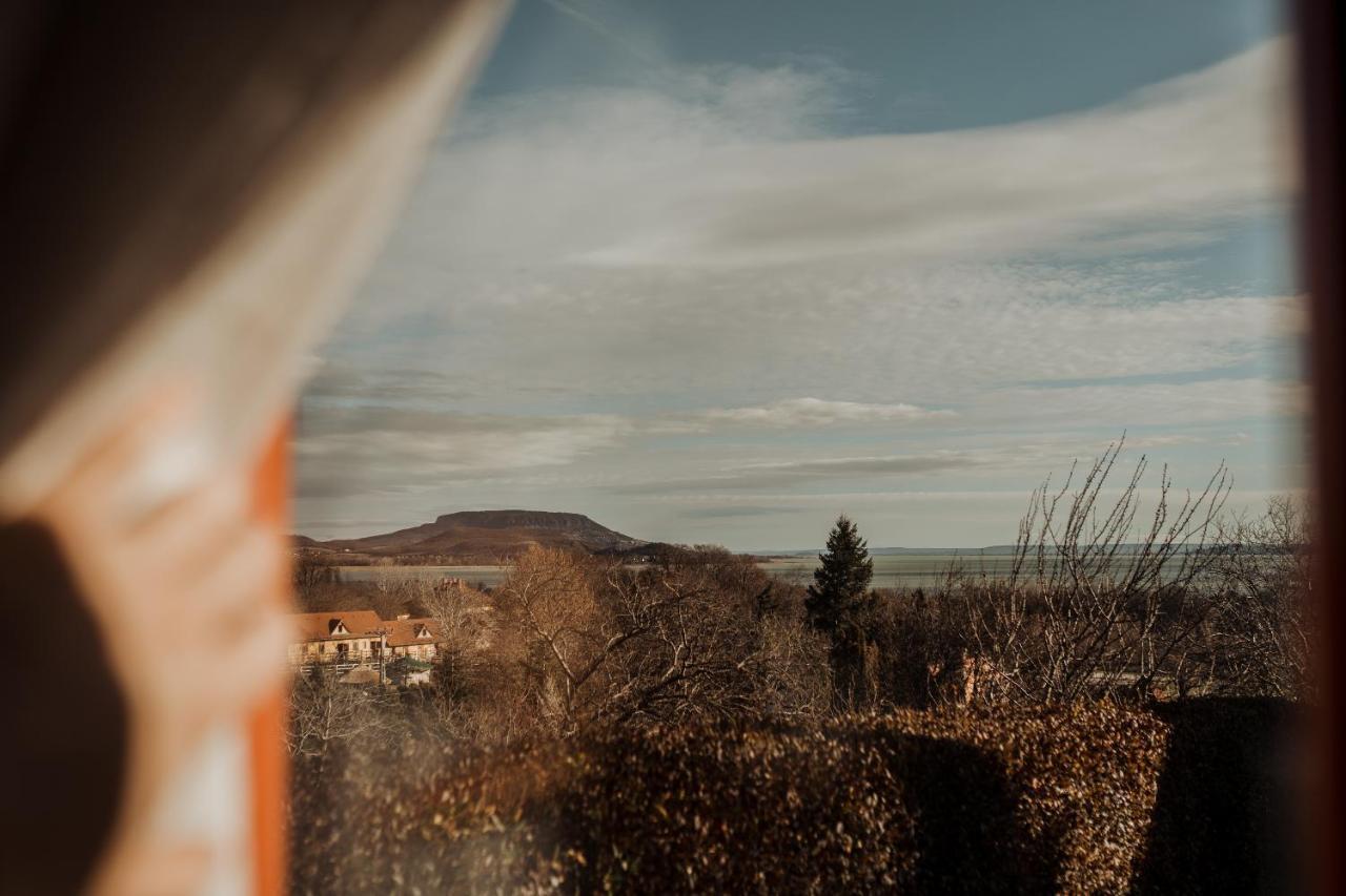 MANDULÁS KABIN a kisház dézsával és kilátással a Balatonra Balatongyörök Esterno foto